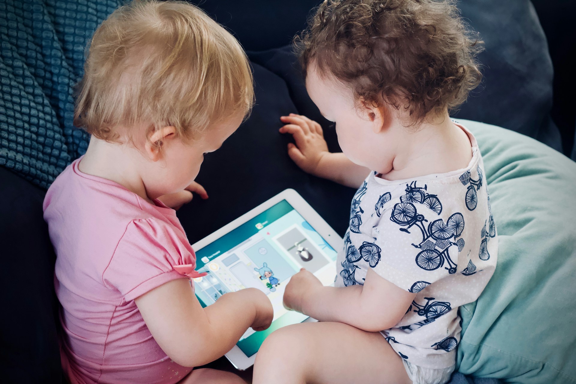 Balancing Act: Managing Kids' Screen Time in a Digital World
